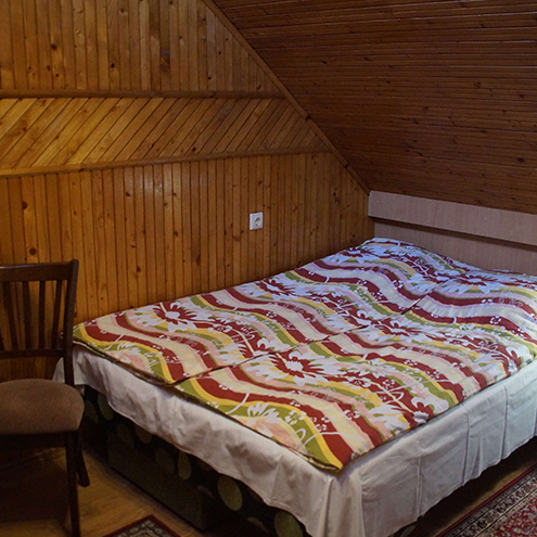 Svetainė – miegamasis (12 kv. m – 3 mieg. vietos).