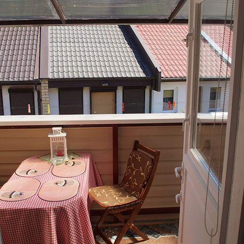 Svetainė – miegamasis (12 kv. m – 3 mieg. vietos).